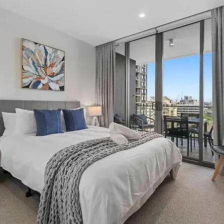 Cozy 2 Bed Retreat Milton - Pool, Walk To Sstadium