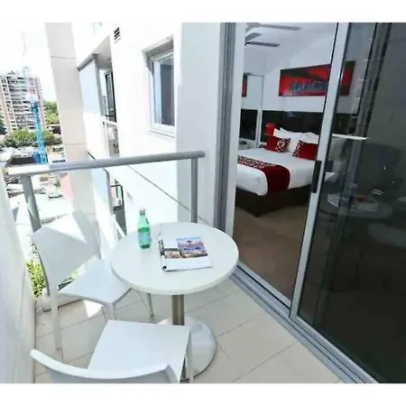 Cbd Modern Studio W/ Balcony + Pool + Gym + Sauna Apartment