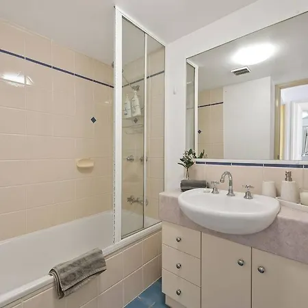 Boho Beauty ~ 2 Bed/2 Bath/1 Car ~ New Farm Apartment