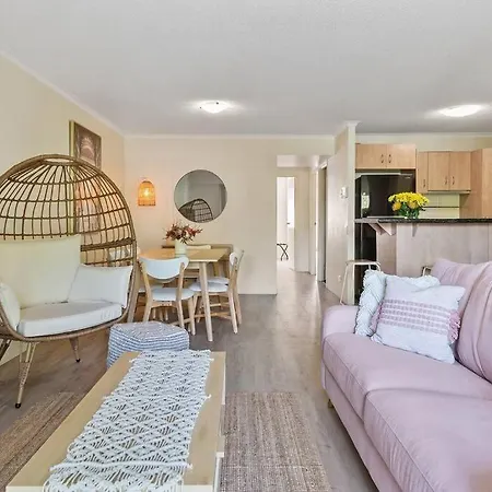 Boho Beauty ~ 2 Bed/2 Bath/1 Car ~ New Farm Apartment *