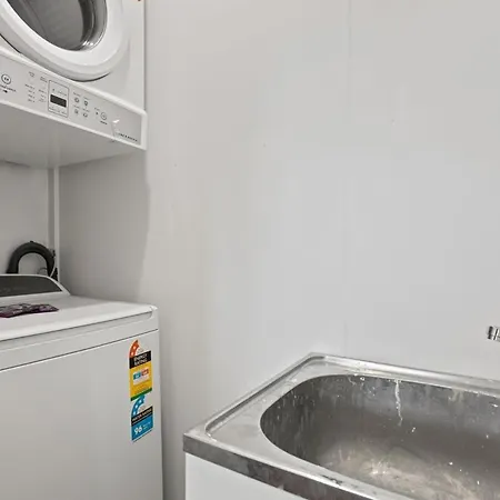Charming 2-bed Near Local Shops Holiday home