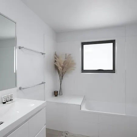 Chic 2-bed By Train Station With Secure Parking Apartment