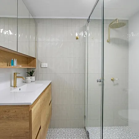 Spacious 2-bed Near Centre Apartment *