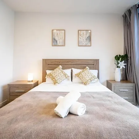 Urban Elegance 2b2b W Parking, Pool South Apartment