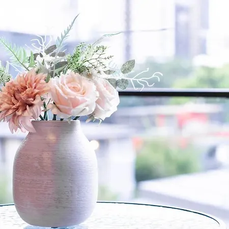 Apartment Urban Elegance 2b2b W Parking, Pool South *