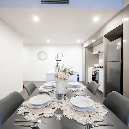 Urban Elegance 2b2b W Parking, Pool South Apartment