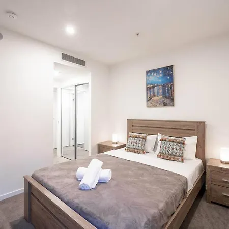 Urban Elegance 2b2b W Parking, Pool South Apartment