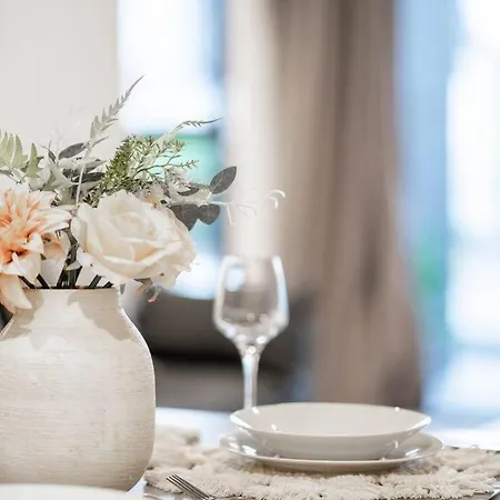 Apartment Urban Elegance 2b2b W Parking, Pool South *