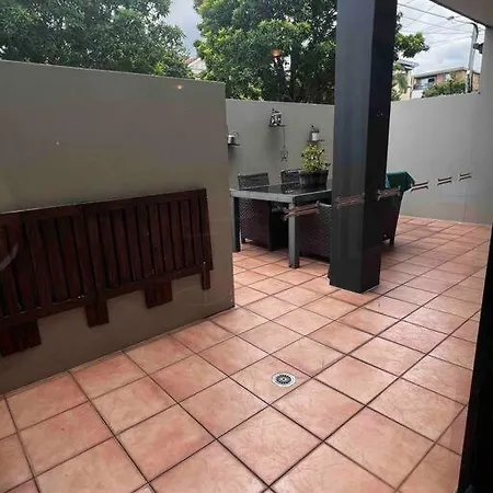 Old Cleveland Views - Stones Corner Apartment Brisbane
