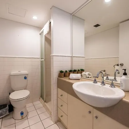 2 Bedrooms 2 Bathrooms W Parking & Pool * Brisbane