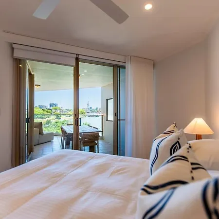 2 Bedrooms 2 Bathrooms W Parking & Pool Apartment Brisbane