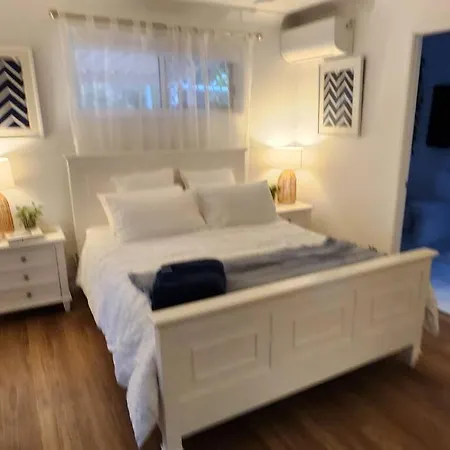 Peaceful Getaway - Stylish, Newly Updated House * Brisbane