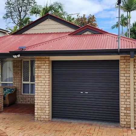 Peaceful Getaway - Stylish, Newly Updated House * Brisbane