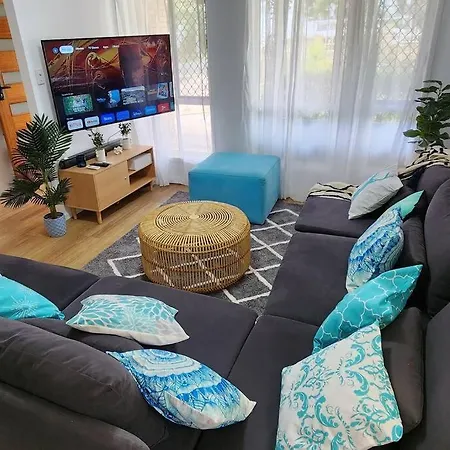Peaceful Getaway - Stylish, Newly Updated House Holiday home *