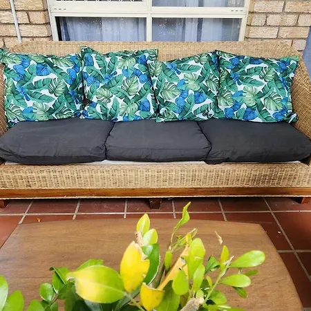 Peaceful Getaway - Stylish, Newly Updated House Holiday home *