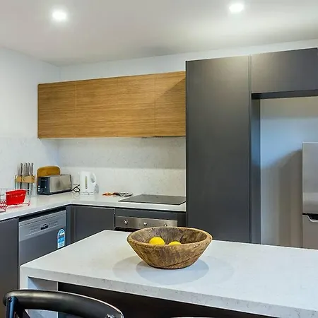 Slick 1 Bedroom + Carpark - Walk To