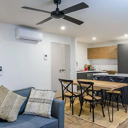 Slick 1 Bedroom + Carpark - Walk To * Brisbane