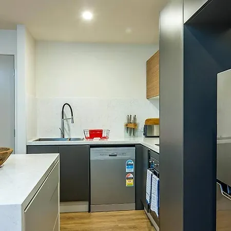 Slick 1 Bedroom + Carpark - Walk To