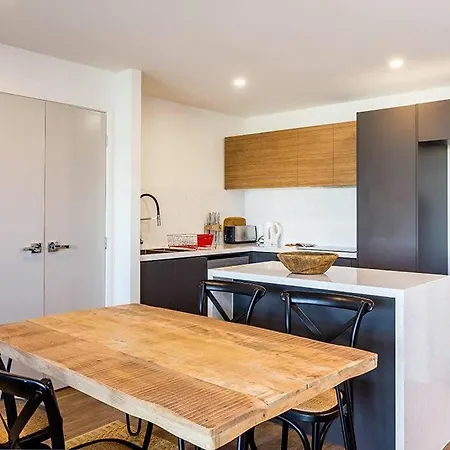Slick 1 Bedroom + Carpark - Walk To * Brisbane