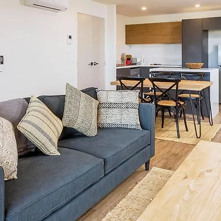 Apartment Slick 1 Bedroom + Carpark - Walk To