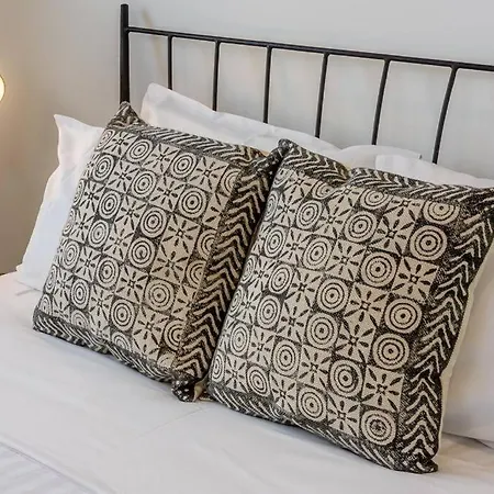 Slick 1 Bedroom + Carpark - Walk To *