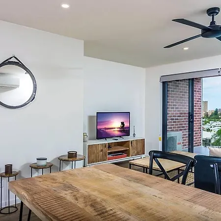 Slick 1 Bedroom + Carpark - Walk To Apartment *