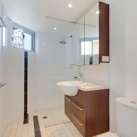 Urban 2br Gem: Chic Retreat Brisbane