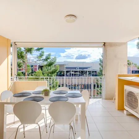Urban 2br Gem: Chic Retreat Brisbane