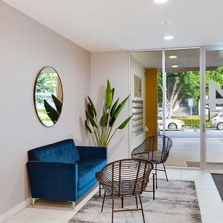 Apartment Urban 2br Gem: Chic Retreat *
