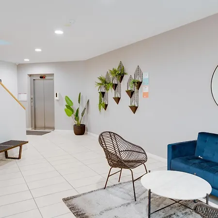 Apartment Urban 2br Gem: Chic Retreat