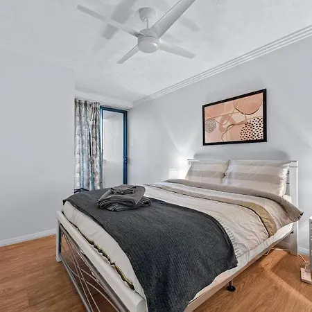 Central & Spacious! 2bed/2bath/1car ~ Gabba Apartment *