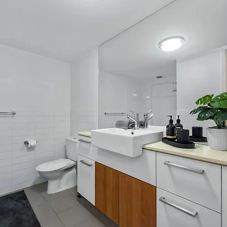 Apartment Central & Spacious! 2bed/2bath/1car ~ Gabba Brisbane
