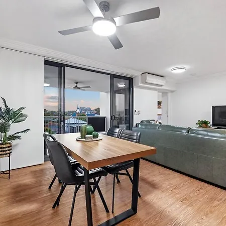 Apartment Central & Spacious! 2bed/2bath/1car ~ Gabba Brisbane