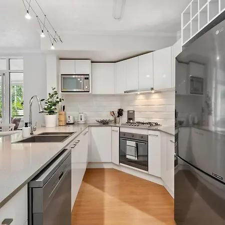 Sweet ~ 2 Bed/1 Bath/1 Car ~ Teneriffe *
