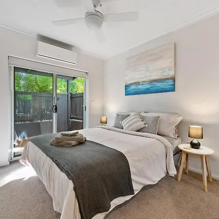 Sweet ~ 2 Bed/1 Bath/1 Car ~ Teneriffe Apartment *