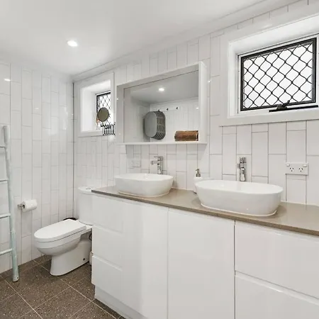 Sweet ~ 2 Bed/1 Bath/1 Car ~ Teneriffe