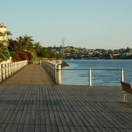 Apartment Sweet ~ 2 Bed/1 Bath/1 Car ~ Teneriffe