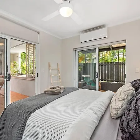 Sweet ~ 2 Bed/1 Bath/1 Car ~ Teneriffe *
