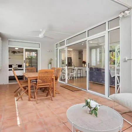 Apartment Sweet ~ 2 Bed/1 Bath/1 Car ~ Teneriffe *