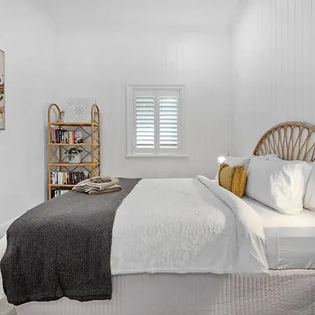 Hotel A Luxury Escape! ~ 4 Bed House ~ Camp Hill Brisbane