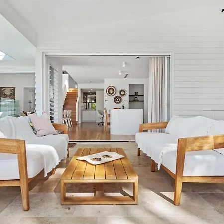 Hotel A Luxury Escape! ~ 4 Bed House ~ Camp Hill