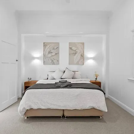 A Luxury Escape! ~ 4 Bed House ~ Camp Hill Hotel 4*