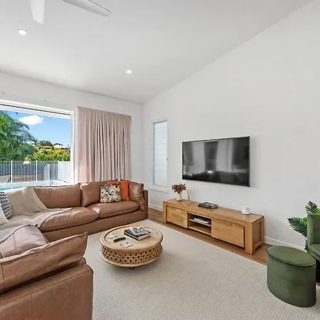 Hotel A Luxury Escape! ~ 4 Bed House ~ Camp Hill Brisbane