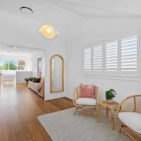 Hotel A Luxury Escape! ~ 4 Bed House ~ Camp Hill Brisbane