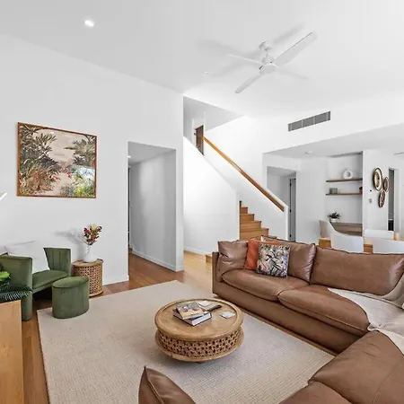 A Luxury Escape! ~ 4 Bed House ~ Camp Hill Hotel Brisbane