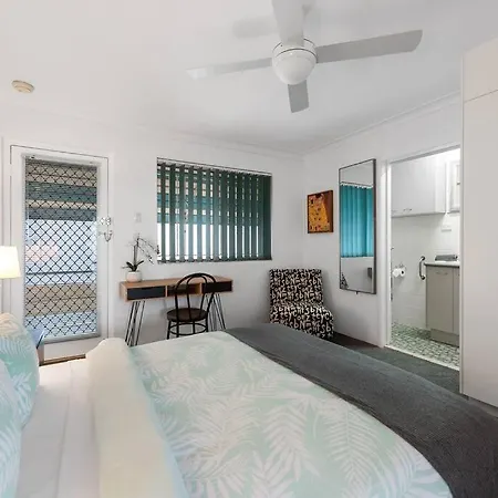 Funky Urban Pad ~ 1 Bed/1 Bath/1 Car ~ New Farm Brisbane