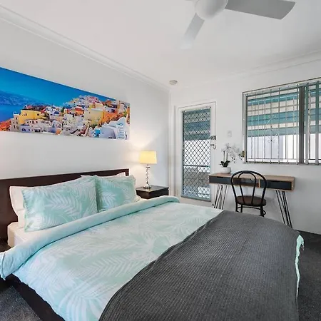 Funky Urban Pad ~ 1 Bed/1 Bath/1 Car ~ New Farm Apartment
