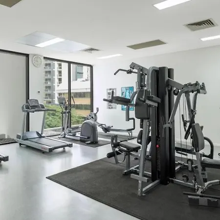 Level 17 Luxury Cbd 2 Bed With Pool And Parking *