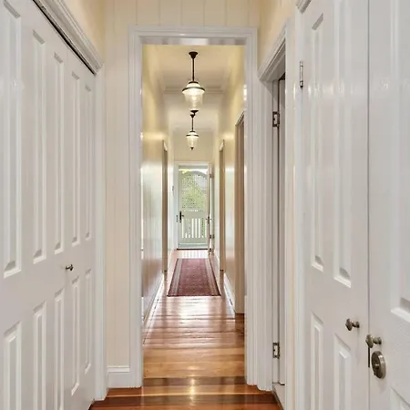 The Family Getaway ~ 3 Bed/2 Bath/1car ~ Wooloowin Brisbane