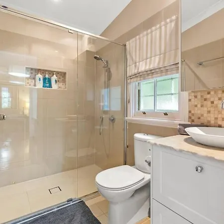 The Family Getaway ~ 3 Bed/2 Bath/1car ~ Wooloowin Holiday home